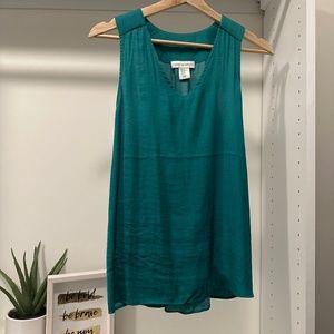 Chic green flowy top